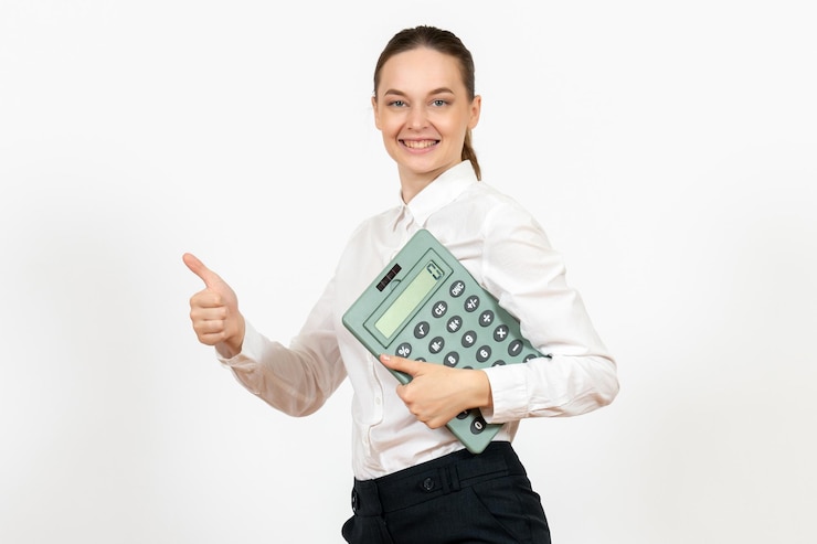 Foto grátis mulher jovem de blusa branca segurando uma calculadora grande no fundo branco, vista de frente, mulher, emoção, trabalho, escritório, branco