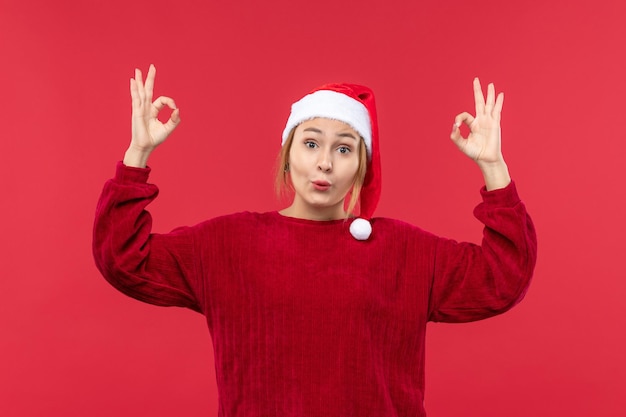 Mulher jovem de frente com expressão animada, feriados natal vermelho