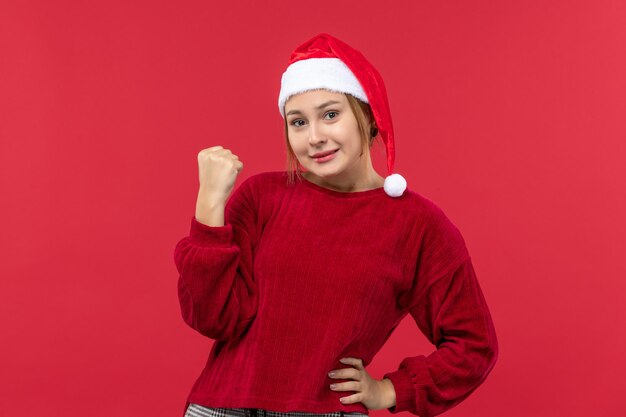 Mulher jovem de frente com expressão animada, vermelho, feriado natal