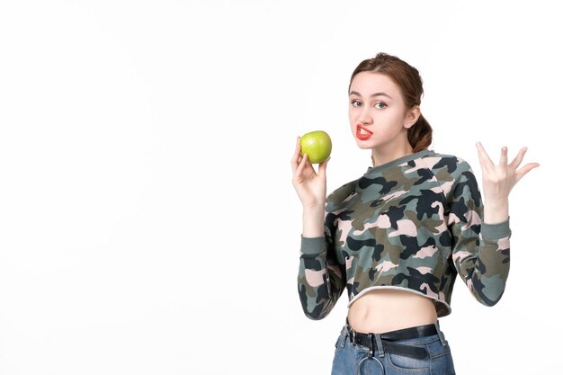Mulher jovem de frente com maçã verde fundo branco pele suco horizontal saúde humana bem-estar dieta fruta
