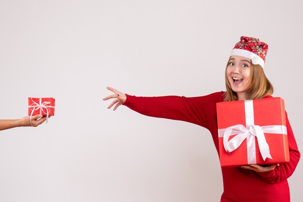 Mulher jovem de frente com presente de natal