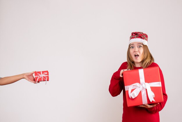 Mulher jovem de frente com presente de natal