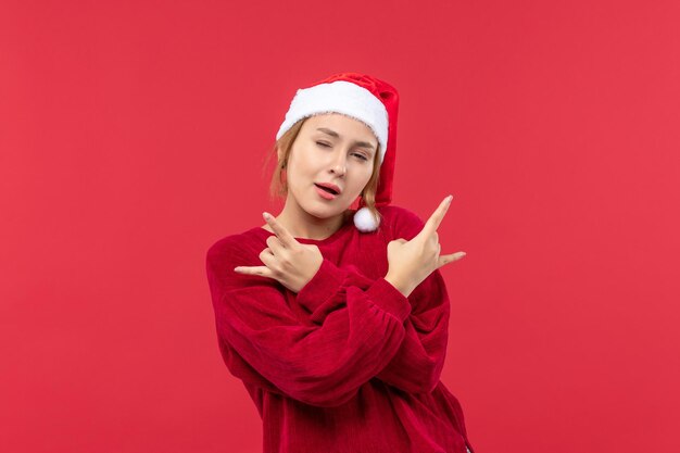 Mulher jovem de frente com uma expressão piscando, feriado natal vermelho