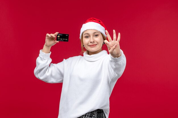 Mulher jovem de frente contando mostrando o número em fundo vermelho