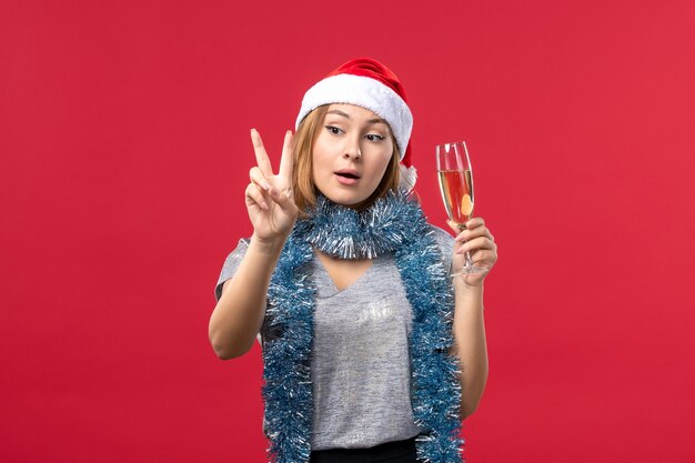 Mulher jovem, de frente, contando, mostrando o número na cor vermelha, feriado de Natal