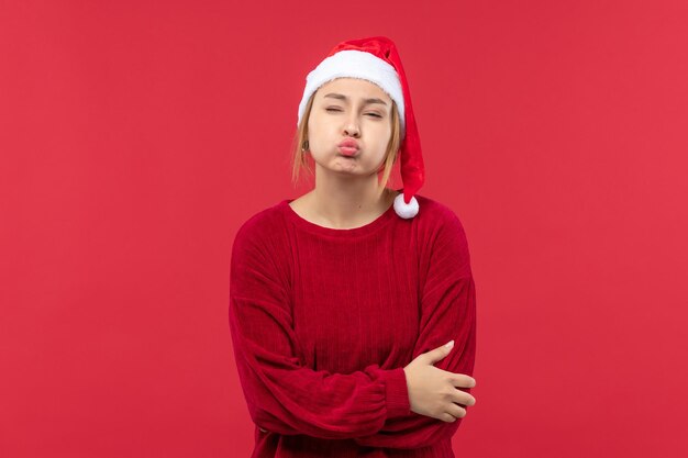 Mulher jovem de frente mostrando os lábios vermelho feriado natal