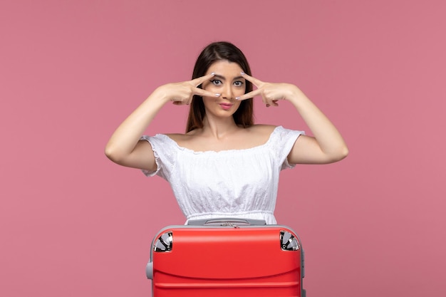 Foto grátis mulher jovem de frente para as férias posando em fundo rosa no exterior viagem marítima viagem viagem viagem