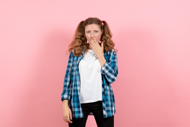 Mulher jovem de frente para mulher com camisa quadriculada azul posando na mesa rosa mulher criança jovem modelo cor emoção