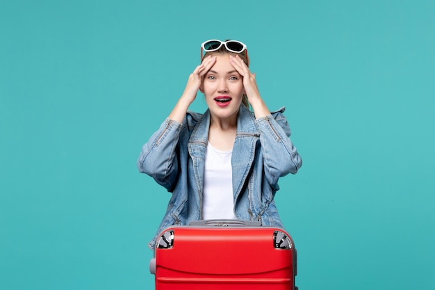 Mulher jovem de jaqueta azul se preparando para uma viagem no espaço azul