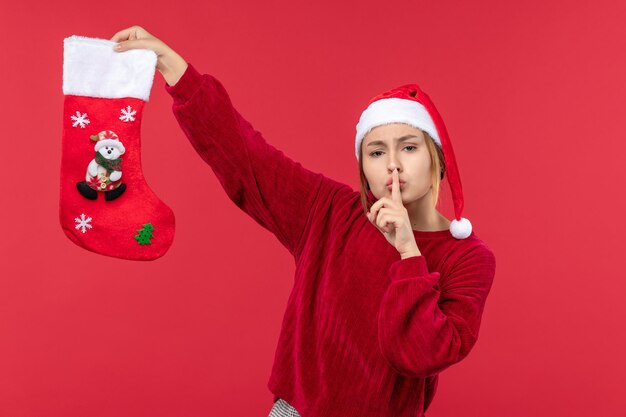 Mulher jovem de vista frontal com meia vermelha de natal, feriado de natal vermelho