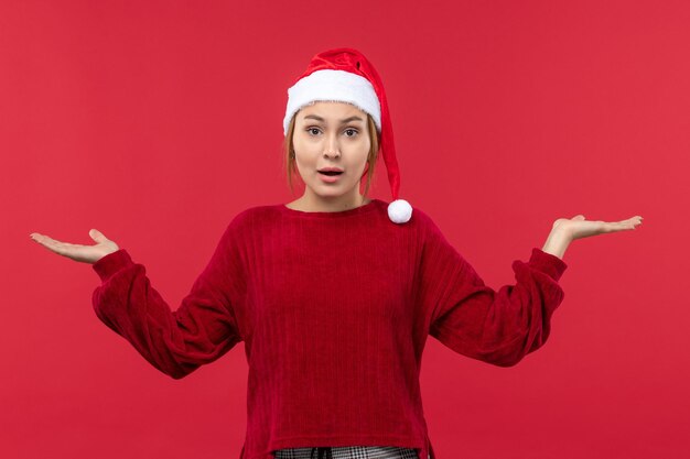 Mulher jovem de vista frontal com tampa de natal vermelha, feriado de natal vermelho