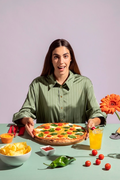 Foto grátis mulher jovem degustando uma pizza deliciosa