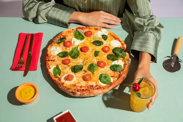 Mulher jovem degustando uma pizza deliciosa