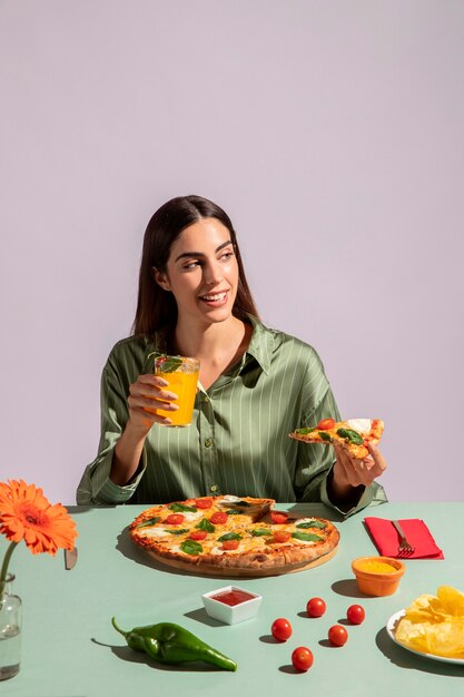 Mulher jovem degustando uma pizza deliciosa
