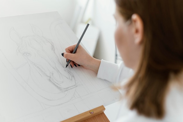 Mulher jovem desenhando em uma tela