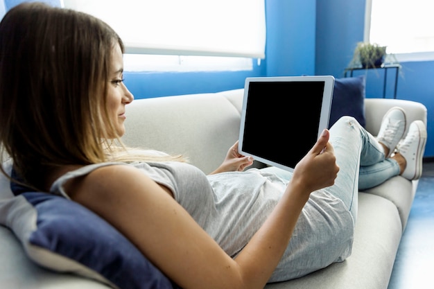 Foto grátis mulher jovem, desfrutando, novas tecnologias