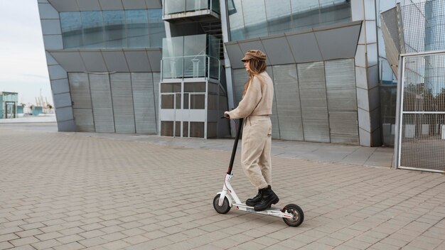 Mulher jovem dirigindo uma scooter elétrica