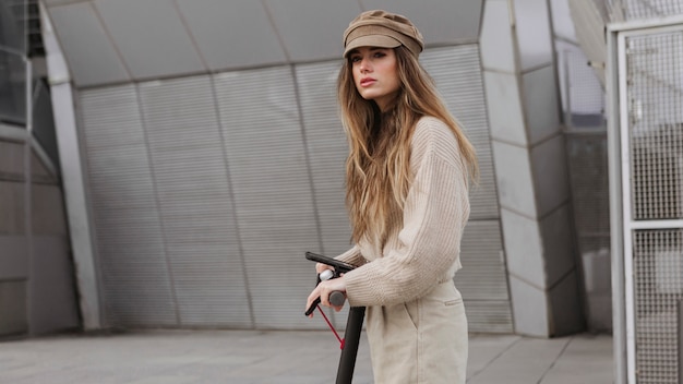 Mulher jovem dirigindo uma scooter elétrica