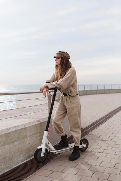 Foto grátis mulher jovem dirigindo uma scooter elétrica