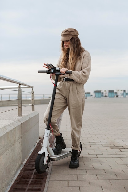 Foto grátis mulher jovem dirigindo uma scooter elétrica