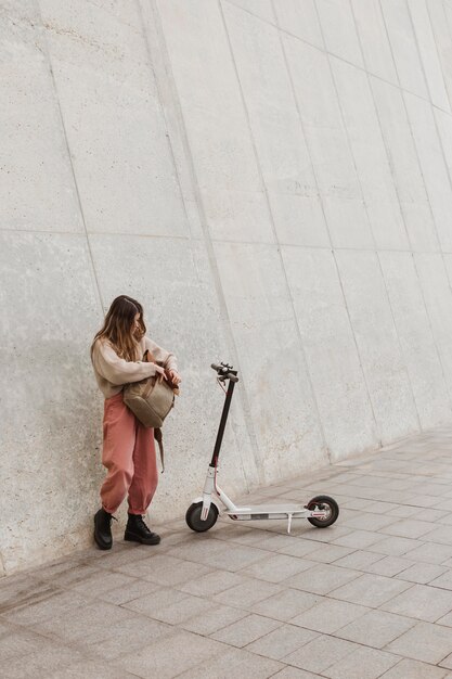 Mulher jovem dirigindo uma scooter elétrica