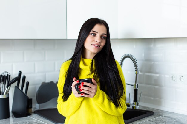 Mulher jovem doença bebendo chá em casa.