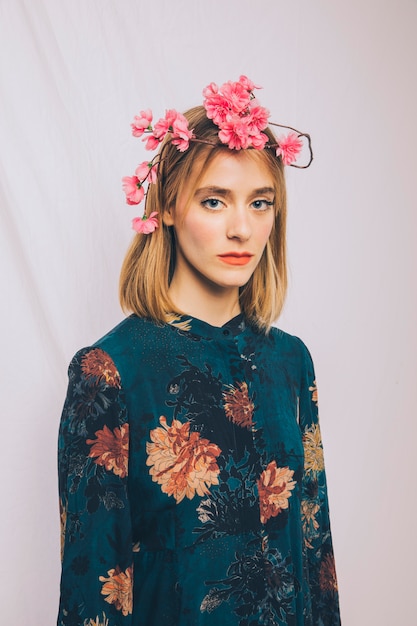 Foto grátis mulher jovem e atraente com coroa de flores na cabeça