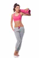 Foto grátis mulher jovem e atraente com tapete de exercícios
