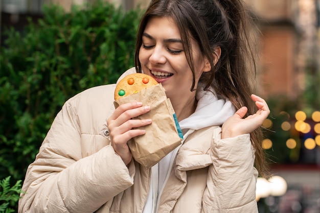 Foto grátis mulher jovem e atraente com um lindo pão de gengibre em uma caminhada