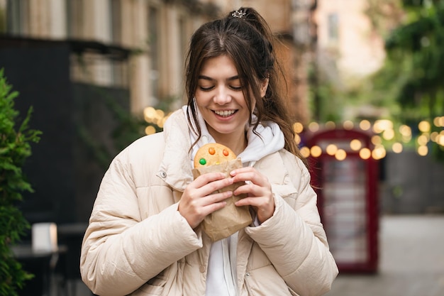 Mulher jovem e atraente com um lindo pão de gengibre em uma caminhada