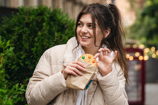 Foto grátis mulher jovem e atraente com um lindo pão de gengibre em uma caminhada