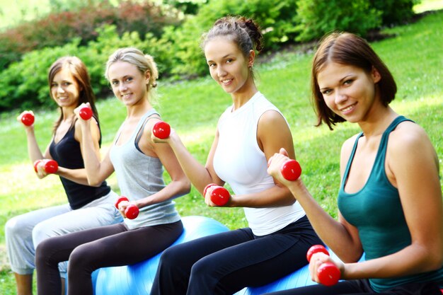 Mulher jovem e atraente, fazendo exercícios de fitness