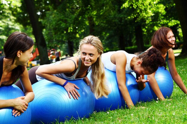 Mulher jovem e atraente, fazendo exercícios de fitness