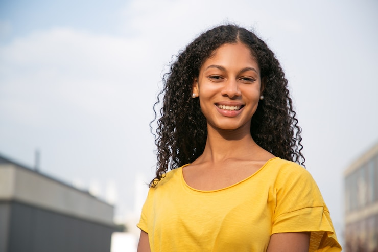 Foto grátis mulher jovem e atraente sorrindo