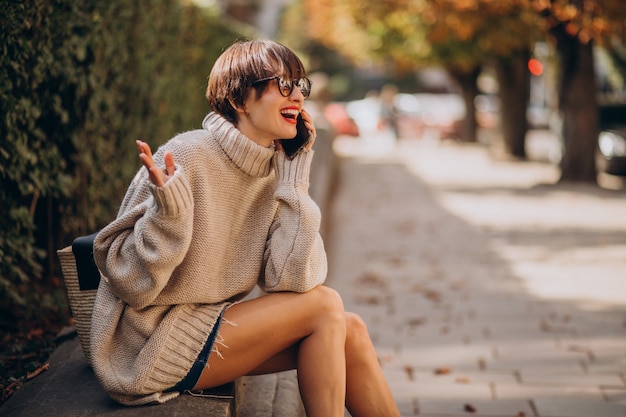 Mulher jovem e atraente usando o telefone