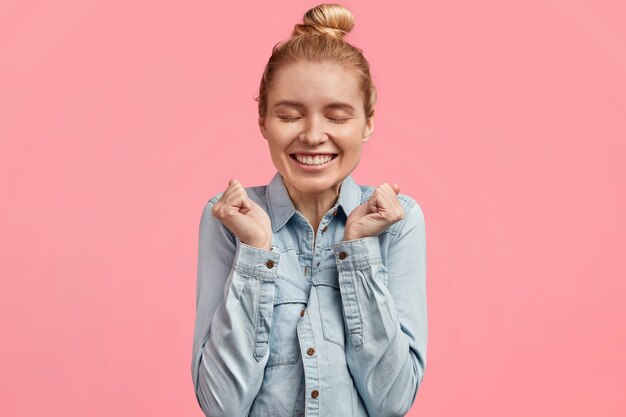 Mulher jovem e bonita alegre com sorriso gentil e agradável