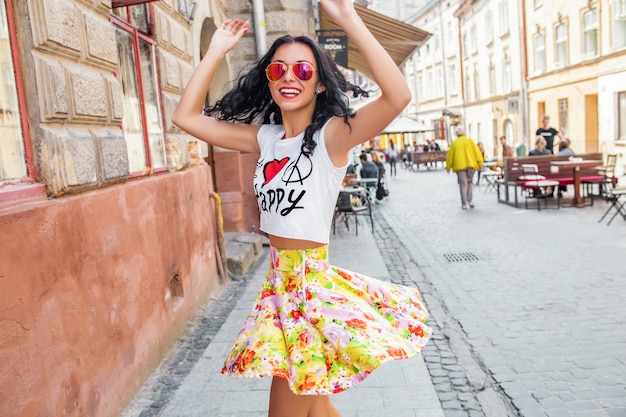 Mulher jovem e bonita andando na rua da cidade velha