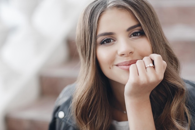 Mulher jovem e bonita ao ar livre