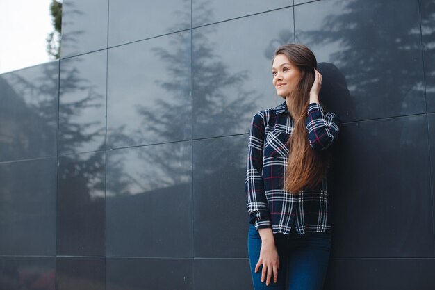 Mulher jovem e bonita ao ar livre