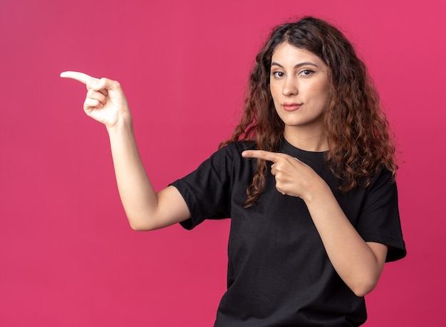 Mulher jovem e bonita apontando para o lado