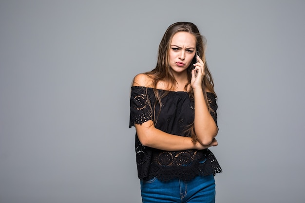 Mulher jovem e bonita casual falando em seu telefone celular.