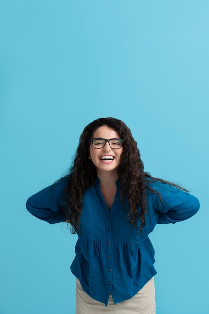 Foto grátis mulher jovem e bonita celebrando a vida