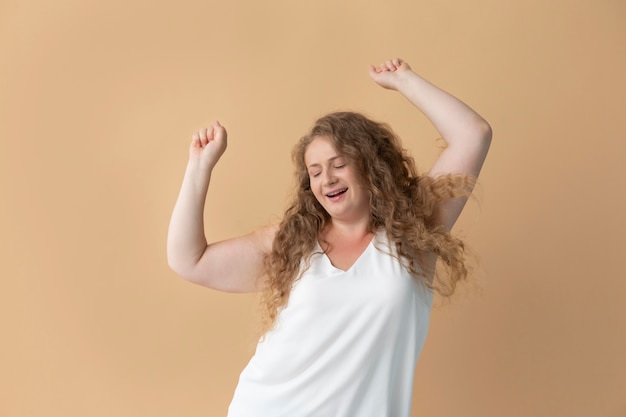 Foto grátis mulher jovem e bonita celebrando a vida