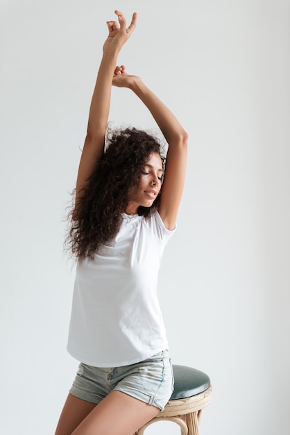 Foto grátis mulher jovem e bonita com cabelo encaracolado posando