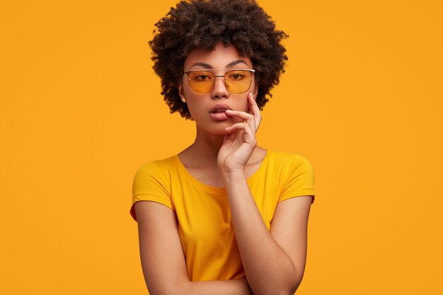 Mulher jovem e bonita com cabelo encaracolado