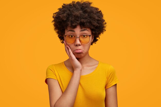 Mulher jovem e bonita com cabelo encaracolado