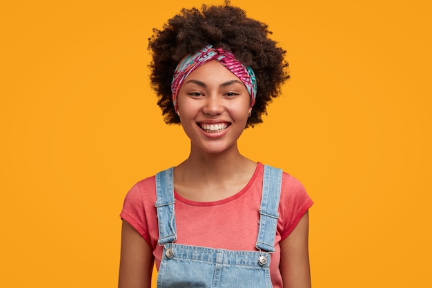 Foto grátis mulher jovem e bonita com cabelo encaracolado