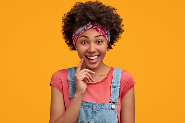 Mulher jovem e bonita com cabelo encaracolado