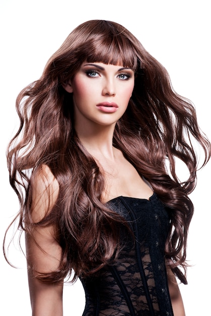 Foto grátis mulher jovem e bonita com cabelos castanhos compridos. modelo bonito posa em estúdio.