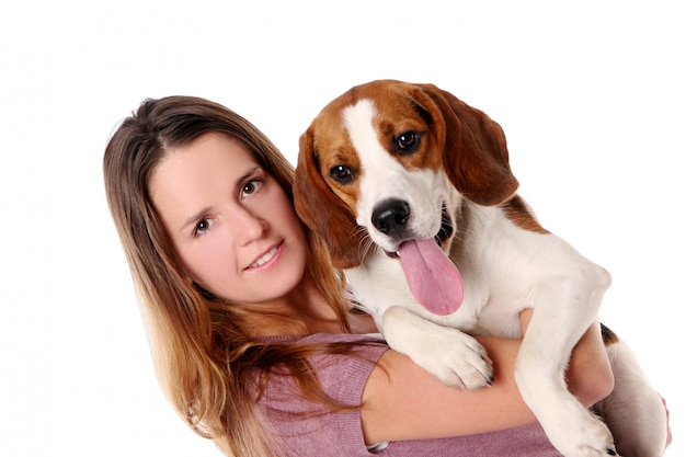 Mulher jovem e bonita com cachorro